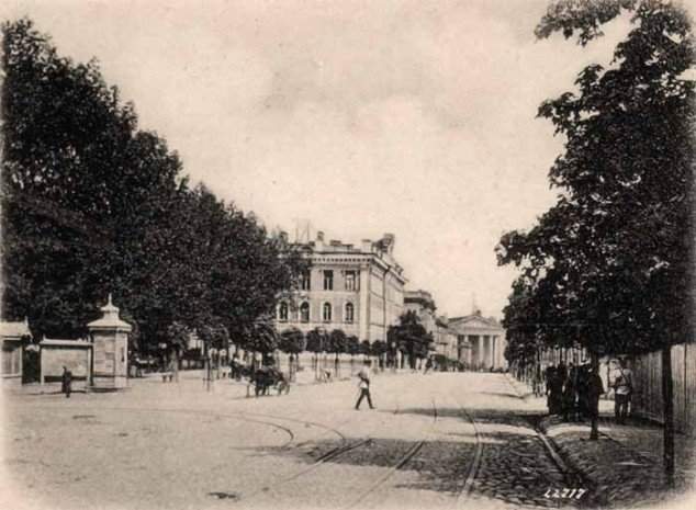 Gedimino pr. 9 ir dabartinė Kudirkos aikštė kairėje, 1905 m.