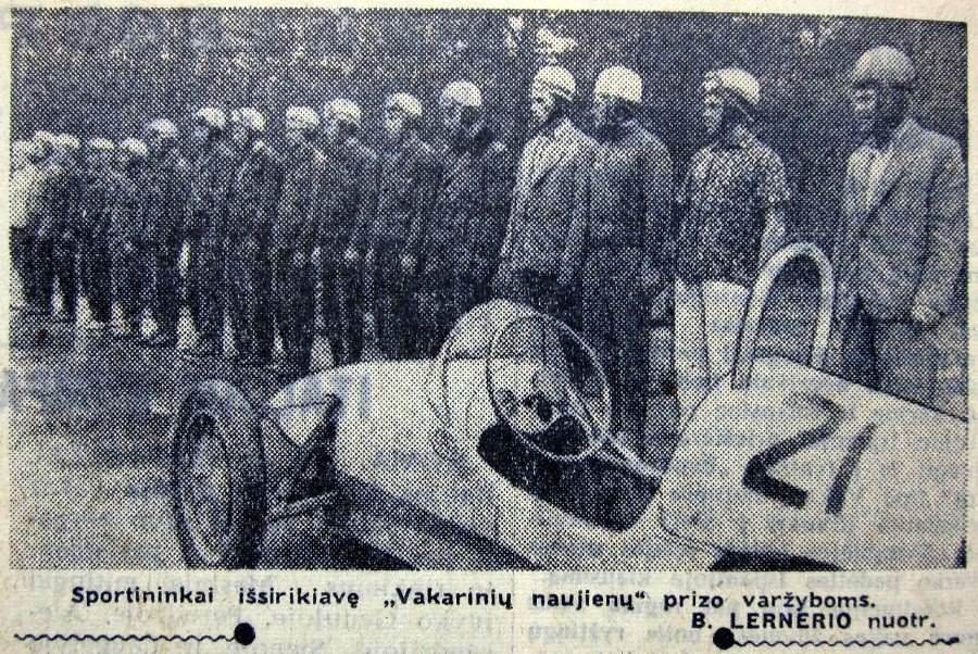 Sportininkai išsirikiavę lenktynių iškilmingo atidarymo metu. Pirmame plane V. Aksionaičio „Estonija“. „Tiesa“ 1963 05 07 Nr. 106.