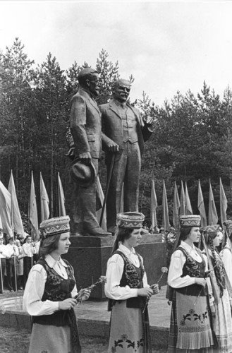 Paminklo Leninui ir Kapsukui atidengimas Saulėtekyje 1979 m. rugsėjo 20 d. Skulpt. K. Bodanas. V. Naujiko nuotr.